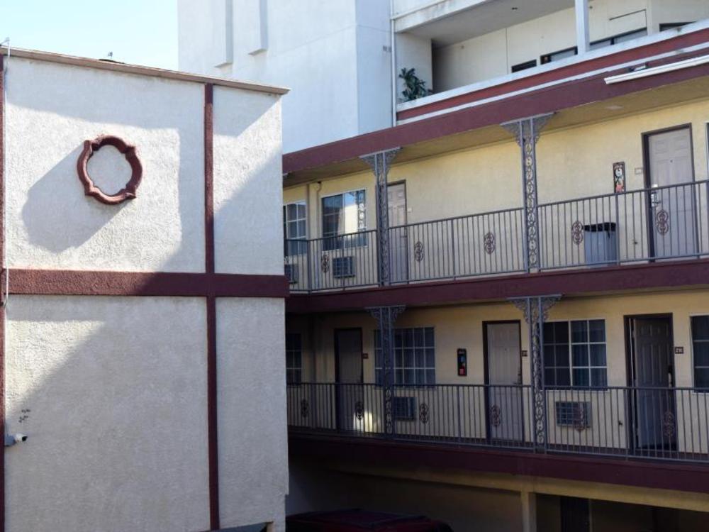 deluxe inn hawthorne