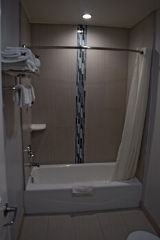 deluxe inn hawthorne