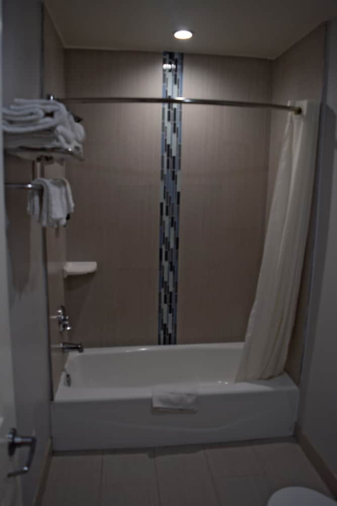 deluxe inn hawthorne