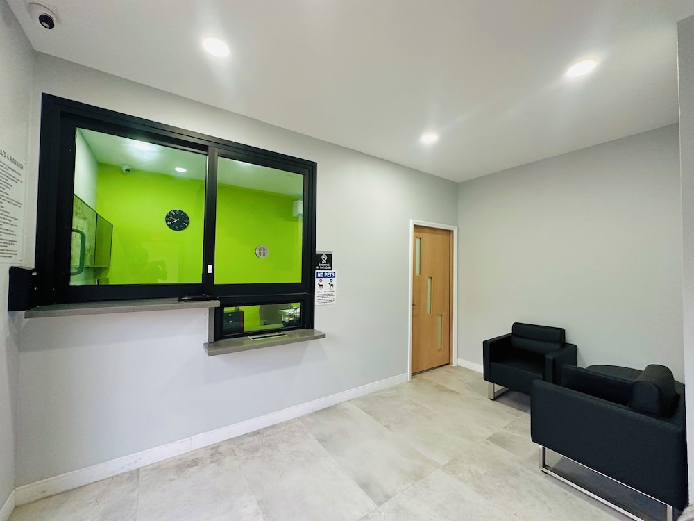 deluxe inn hawthorne