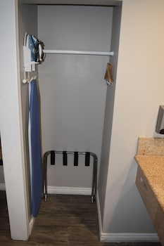 deluxe inn hawthorne