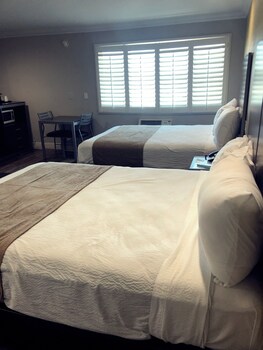 deluxe inn hawthorne