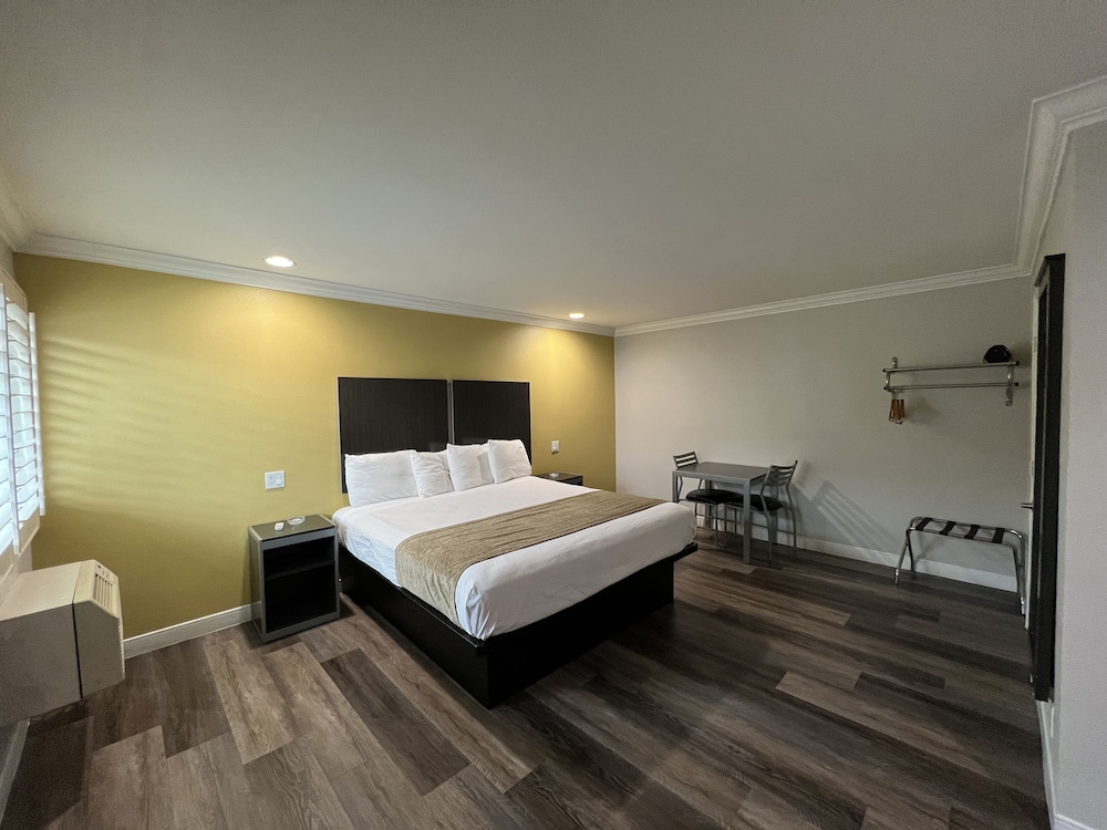 deluxe inn hawthorne