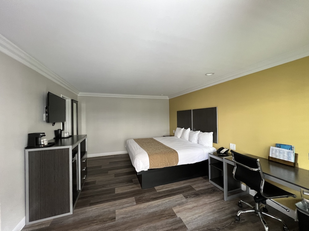 deluxe inn hawthorne