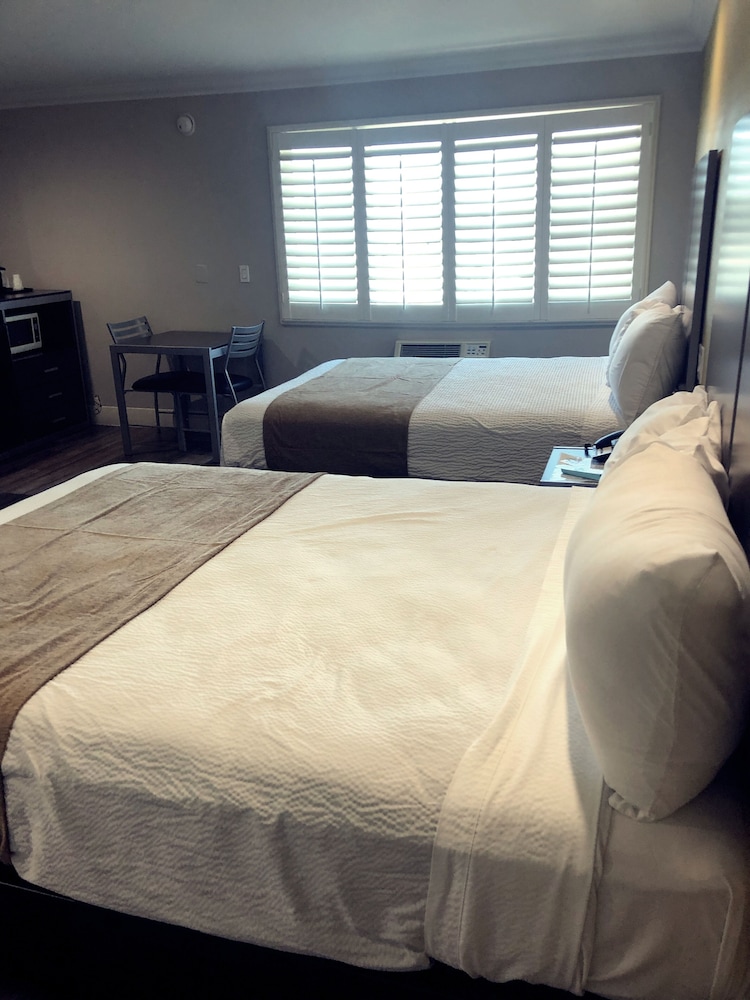 deluxe inn hawthorne