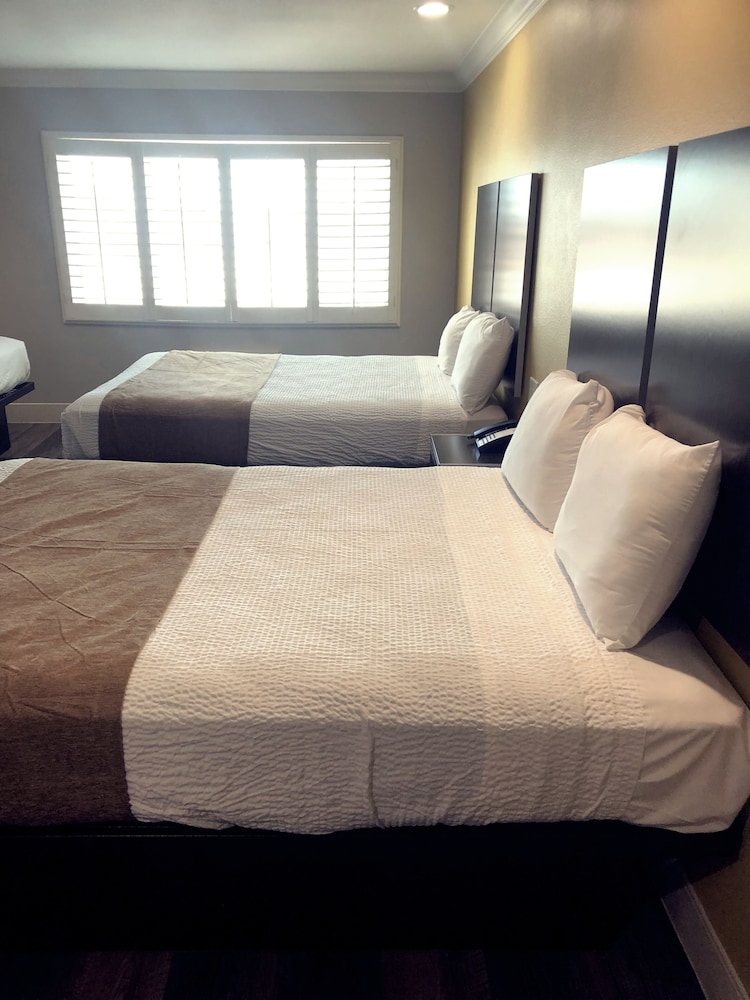 deluxe inn hawthorne