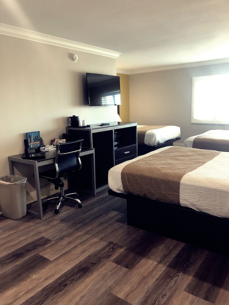 deluxe inn hawthorne