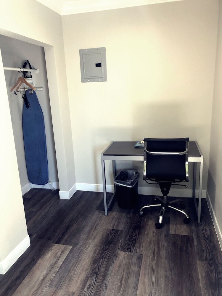 deluxe inn hawthorne