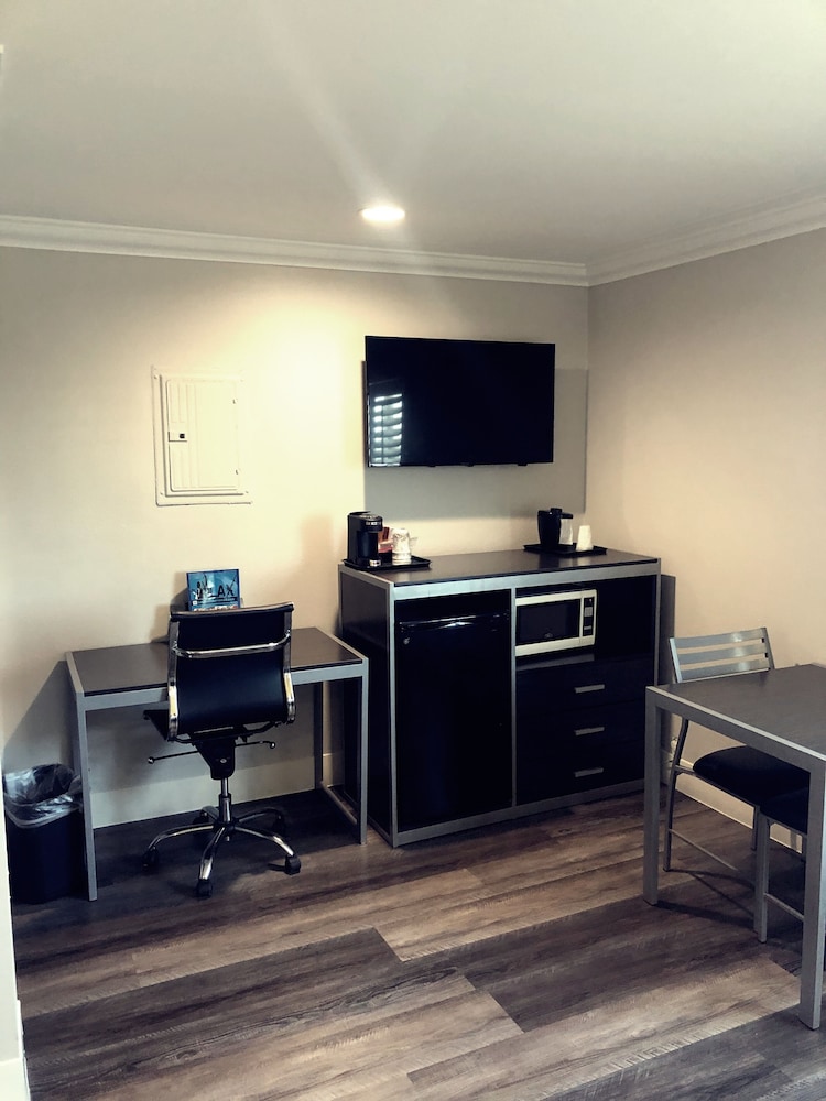 deluxe inn hawthorne