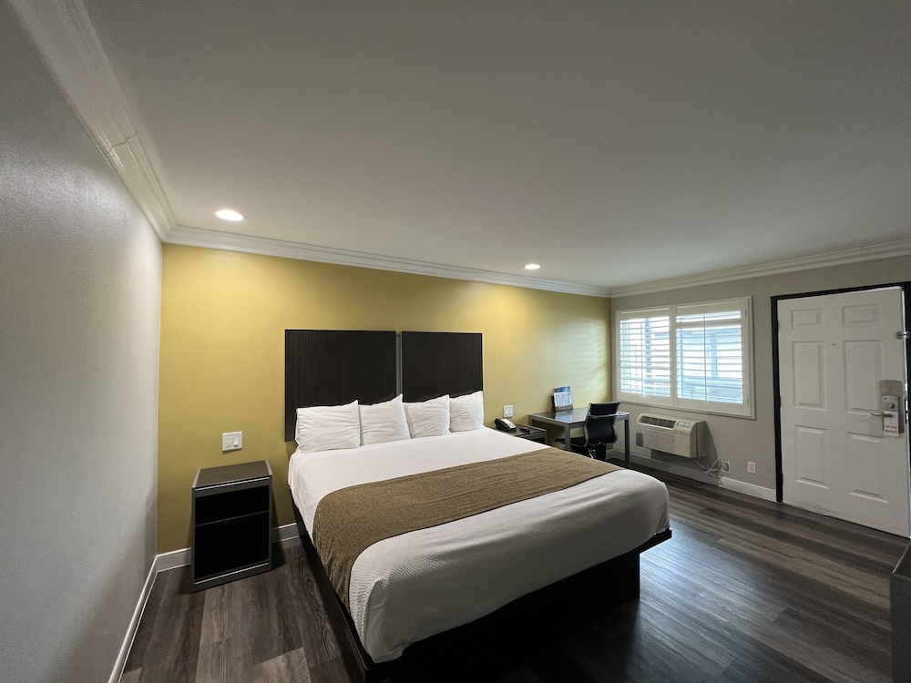 deluxe inn hawthorne