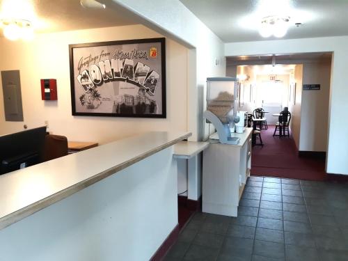 super 8 by wyndham hamilton