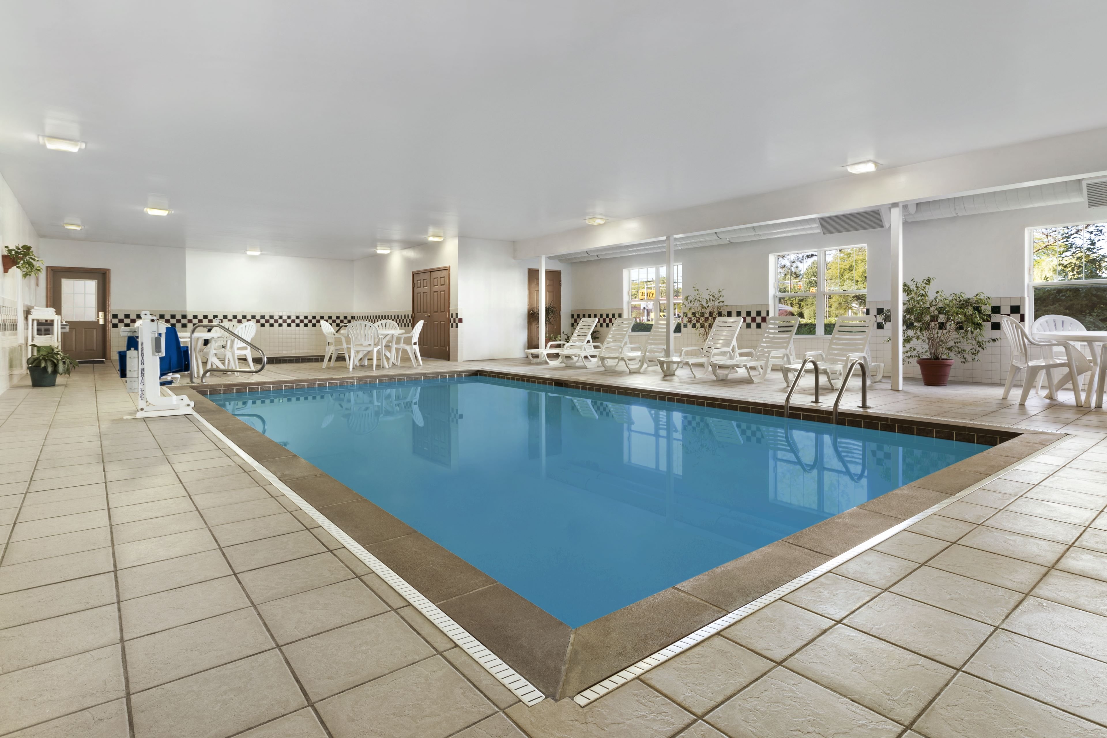 independents elyria inn and suites