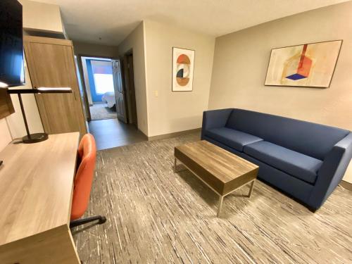 independents elyria inn and suites