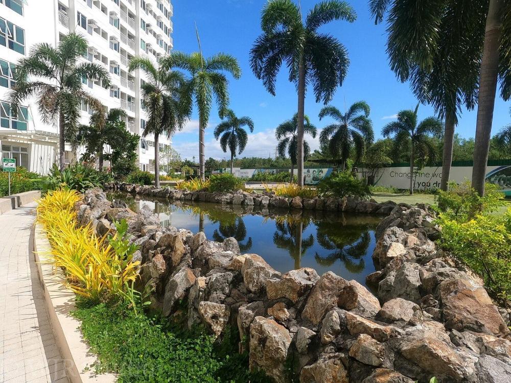 deluxe couple suite with lake view in alabang