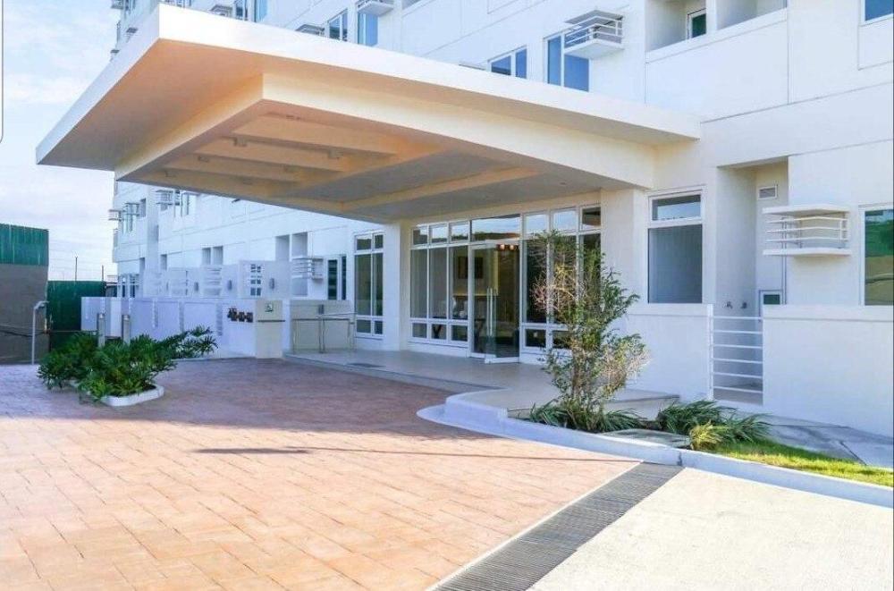 deluxe couple suite with lake view in alabang