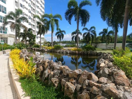 deluxe couple suite with lake view in alabang