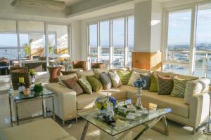 deluxe couple suite with lake view in alabang