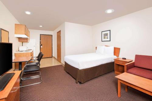 woodspring suites columbus fort moore
