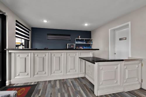 econo lodge inn and suites laredo