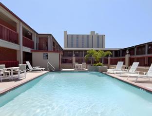 econo lodge inn and suites laredo