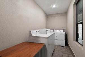 econo lodge inn and suites laredo