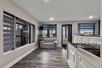 econo lodge inn and suites laredo