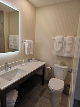 clarion pointe mattoon near university