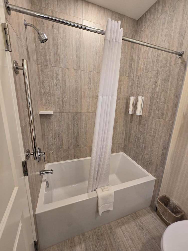 clarion pointe mattoon near university