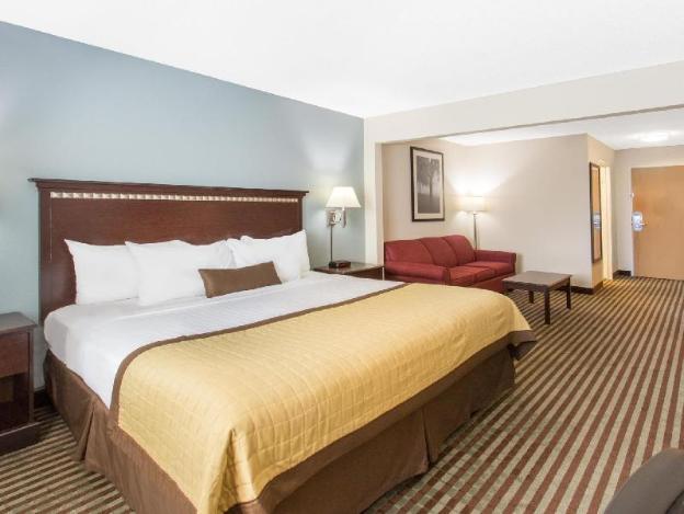 clarion pointe mattoon near university