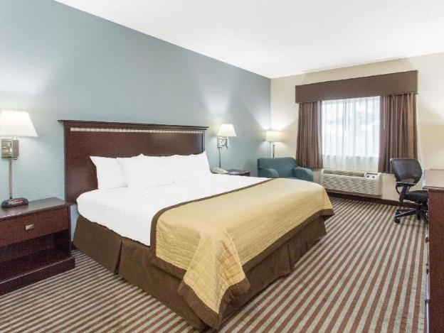 clarion pointe mattoon near university