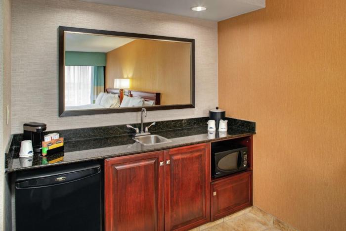 hampton inn and suites by hilton toronto airport