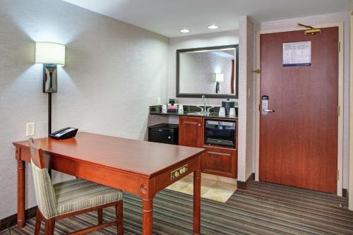 hampton inn and suites by hilton toronto airport