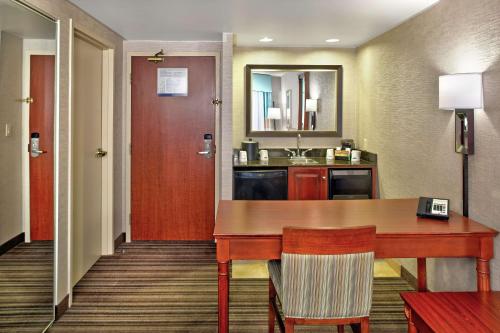 hampton inn and suites by hilton toronto airport