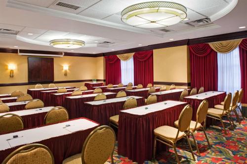 hampton inn and suites by hilton toronto airport