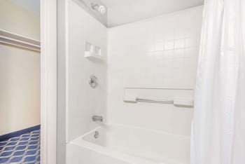 days inn niantic near casinos