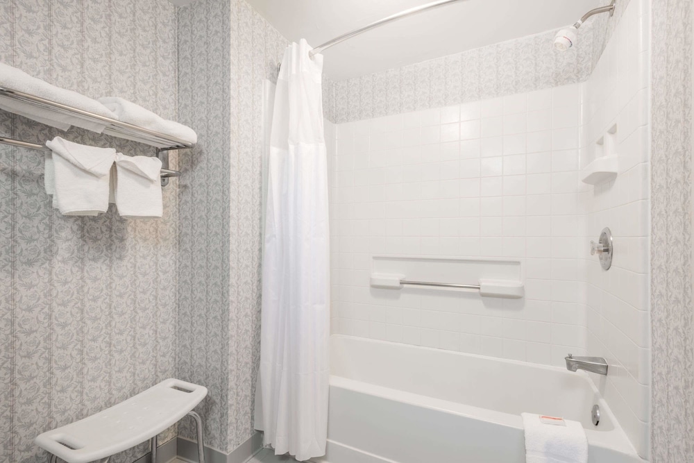 days inn niantic near casinos