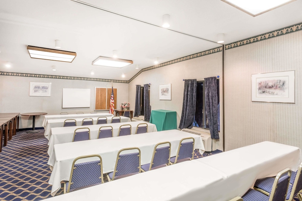 days inn niantic near casinos