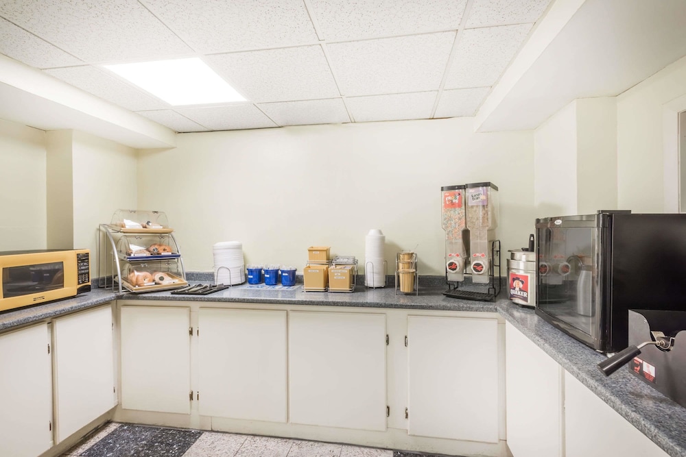 days inn niantic near casinos