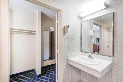 days inn niantic near casinos