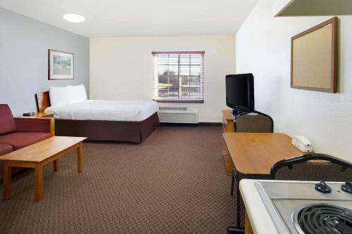 woodspring suites baton rouge east i 12