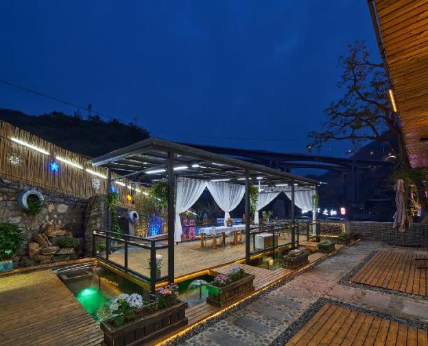 floral hotel yeshanpo habitat of mountains and river