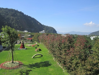 tai yi red maple resort