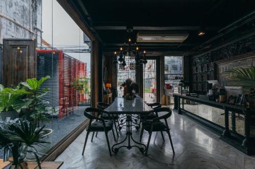 shade house phuket downtown