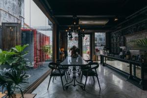 shade house phuket downtown