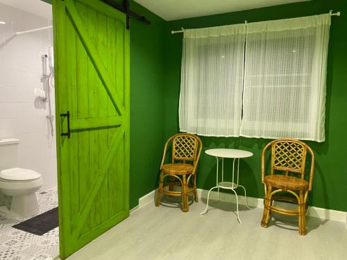 grasshopper bed and cafe