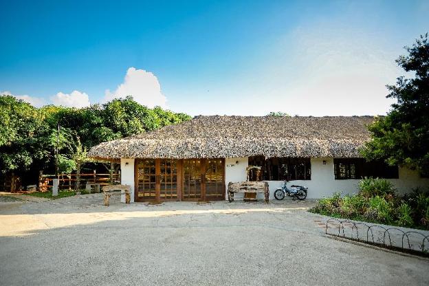 amici resort hotel laoag