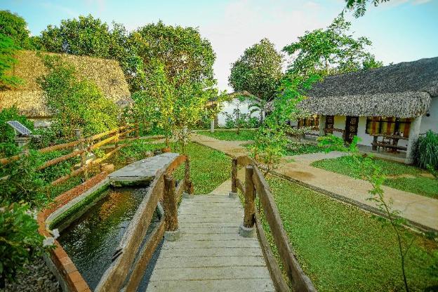 amici resort hotel laoag