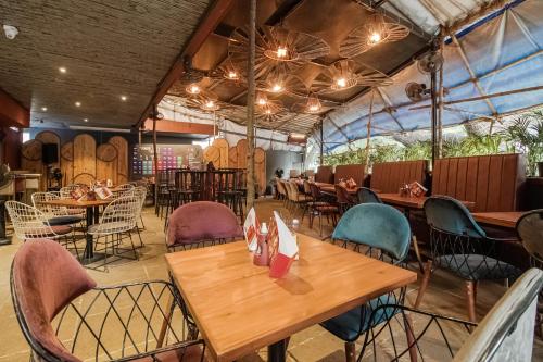 townhouse oak hotel shubhangan near juhu beach