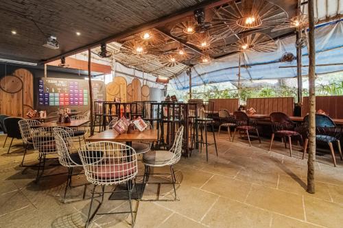 townhouse oak hotel shubhangan near juhu beach