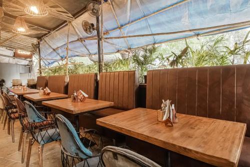 townhouse oak hotel shubhangan near juhu beach